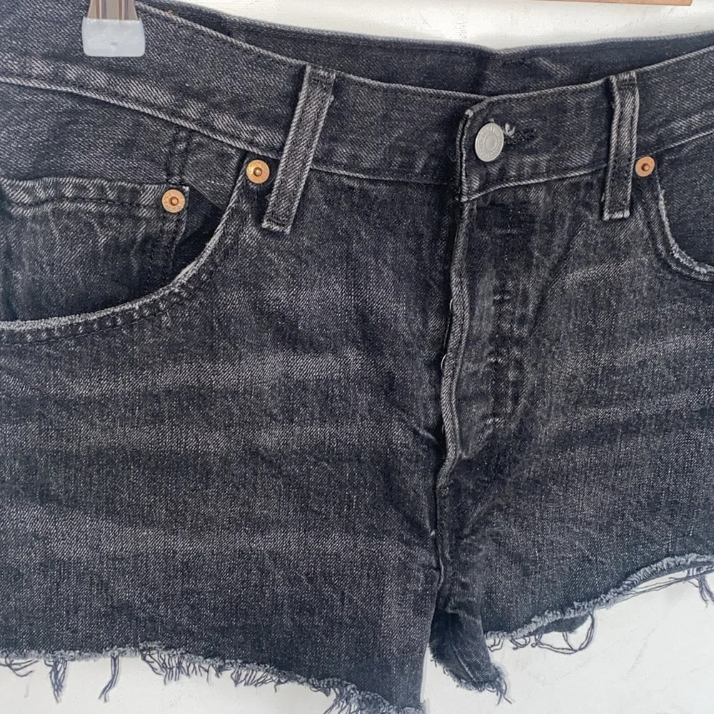 (A10) Levis Black Distressed 501 Denim Shorts, Size 31‎